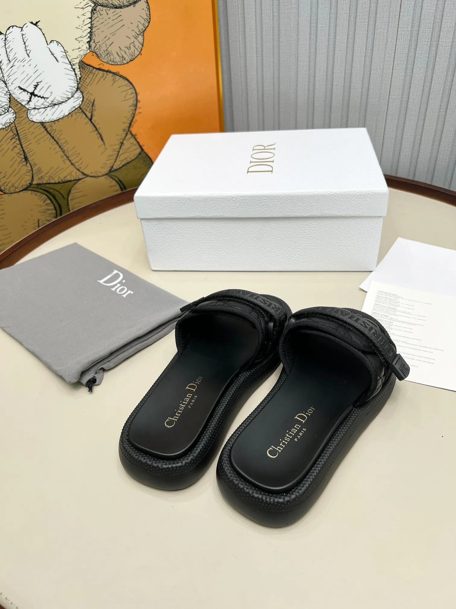 👟👟Ex-factory price 420👟👟 Dior Dior high version slippers, 👏👏2025 new classic model 🔥purchasing level qualityhot-selling thick-soled slippers in foreign counters💋———————————— Upper➕Inner: Original customized special electric embroidery material, Sole: Original mold 1.1 (lightweight) Bottom thickness: heel 5cm, forefoot 3cm, size 35-40 (with full set of packaging, cloth bag handbag, card instructions). You are welcome to place an order in advance, first come first served. Win-win cooperation.